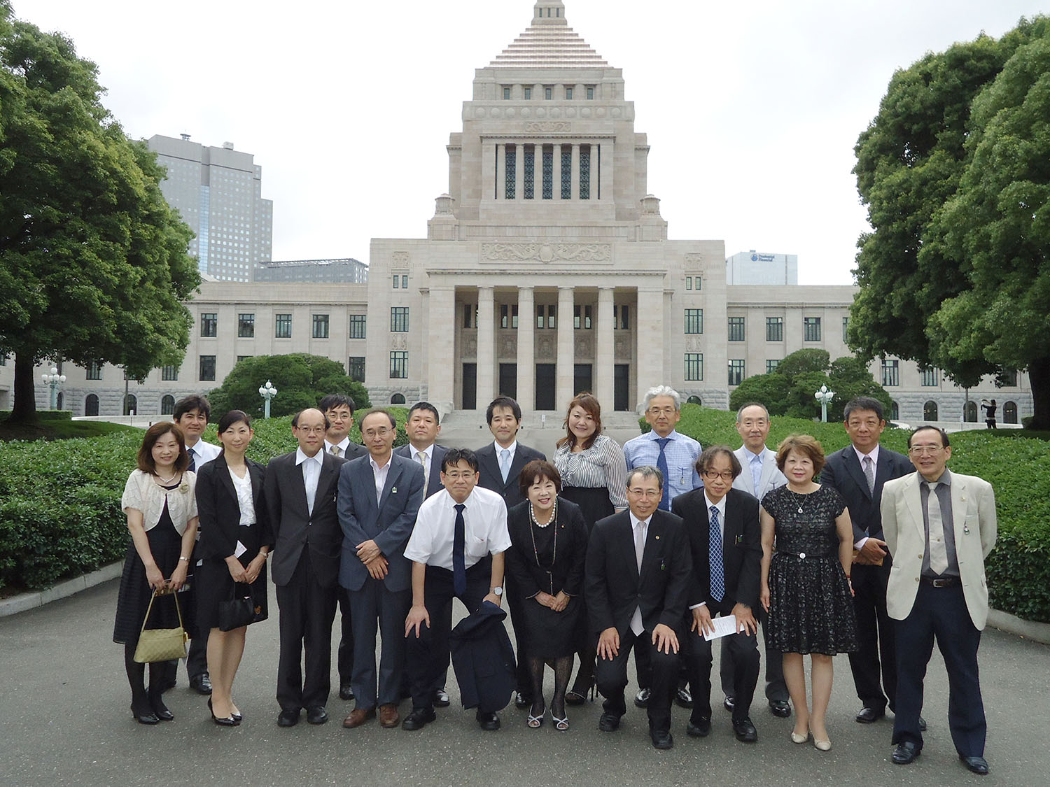 石井みどり参議院厚生労働委員長と国会前で　2014年