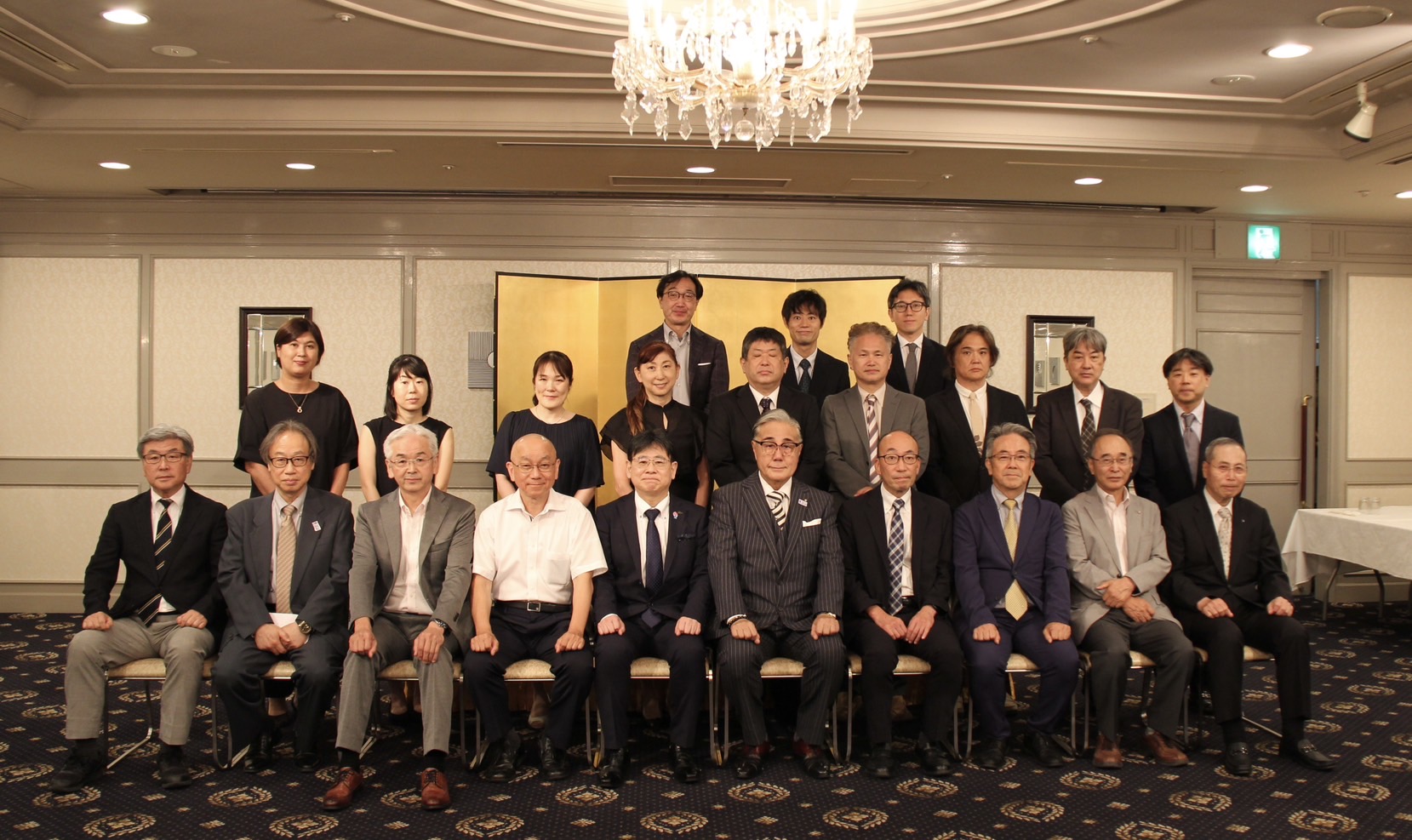 大阪府歯科医師会会長の深田拓司先生（前列右から5人目）、日本歯科労働衛生研究協議会 前会長の木下隆司先生（前列左から3人目）、日本産業衛生学会産業医部会 会長の岩根幹能先生（前列右から4人目）、日本労働安全衛生コンサルタント会大阪支部長の藤田一彦先生（前列右から3人目）にもおいで頂きました。講師の大和 浩先生（前列左から4人目）
