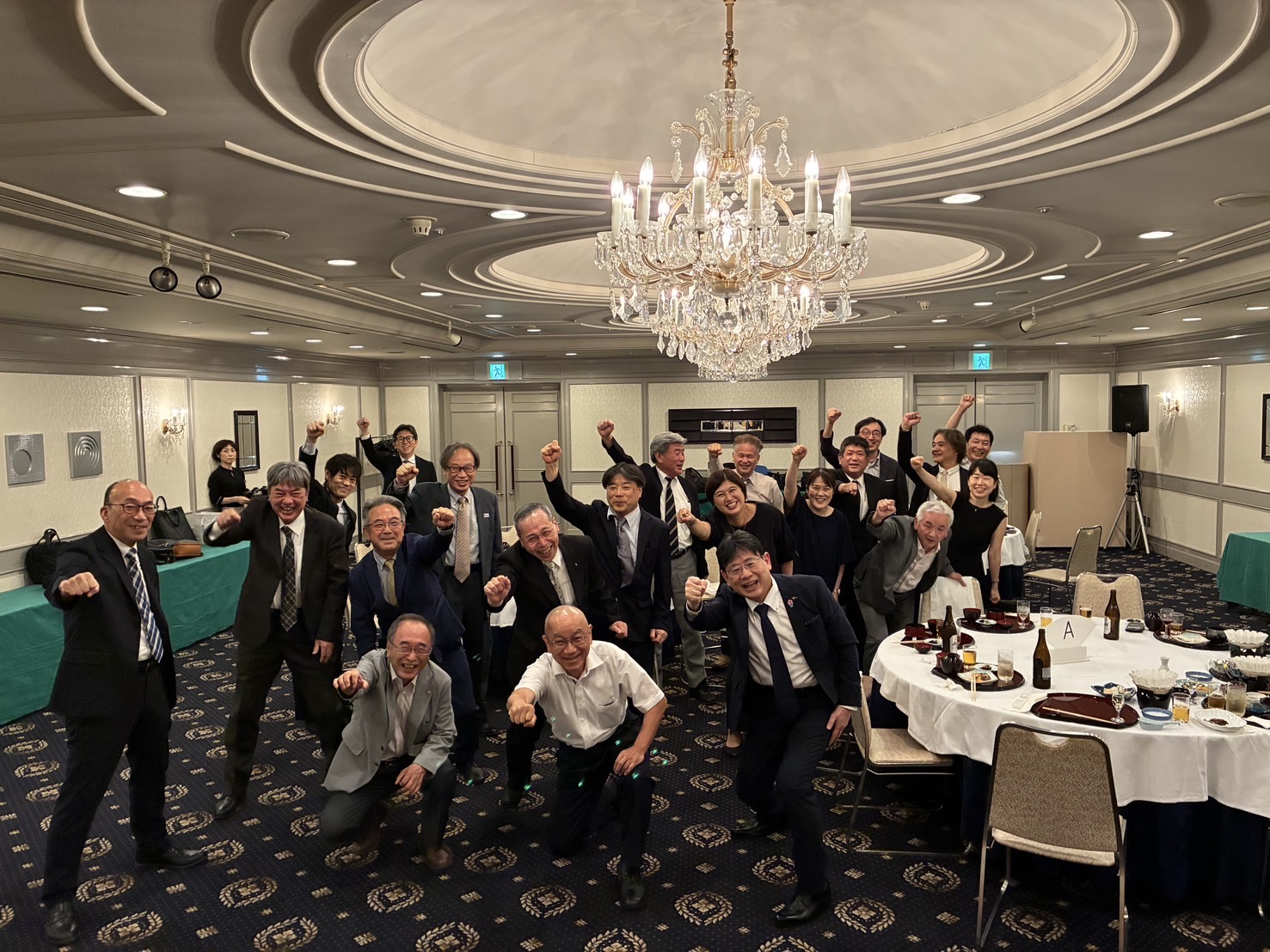 懇親会は演者の大和先生が師と仰ぐアントニオ猪木氏の1・2・3ダーで締めくくりです。